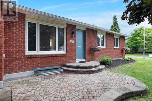 1401 Metz Crescent, Ottawa, ON, K1K3Z7 | Card Image