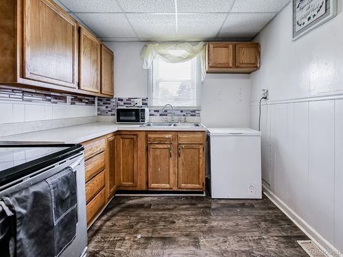 9081 Hartel St, Livonia, MI, 48150-4066 | Card Image