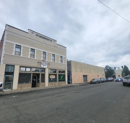 b-120 Sw J St, Grants Pass, OR, 97526-2817 | Card Image