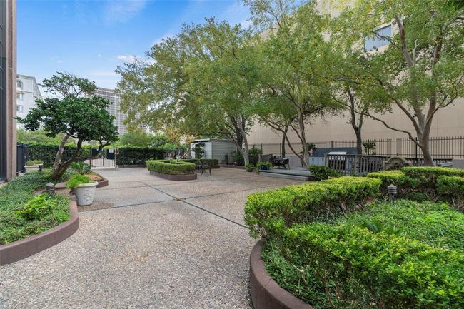 Enjoy the garden and all of the amenities The Oxford has to offer. | Image 6