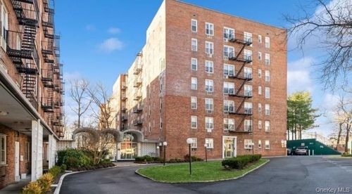 6m-54-40 Little Neck Pkwy, Little Neck, NY, 11362 | Card Image