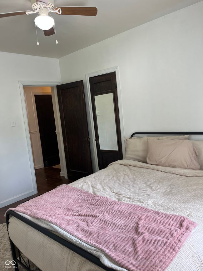 bedroom with dark wood-type flooring, a ceiling fan, and baseboards | Image 14