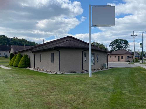 909 S Mechanic St, Decorah, IA, 52101-2147 | Card Image