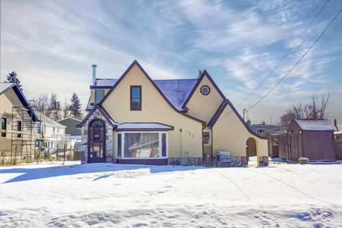154 4th Avenue E, Home with 3 bedrooms, 1 bathrooms and 2 parking in Cardston AB | Card Image