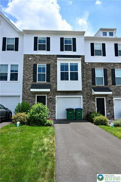 7551 Clayton Ave, Coopersburg, PA, 18036-8727 | Card Image
