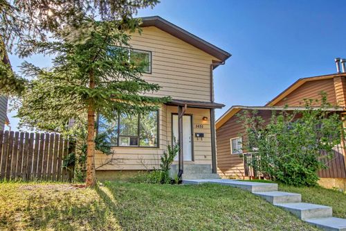 1451 Berkley Dr Nw, Calgary, AB, T3K1T6 | Card Image