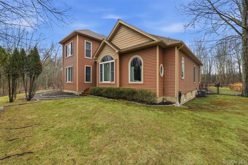 6 Foxwood Rd, New Paltz, NY, 12561-4110 | Card Image