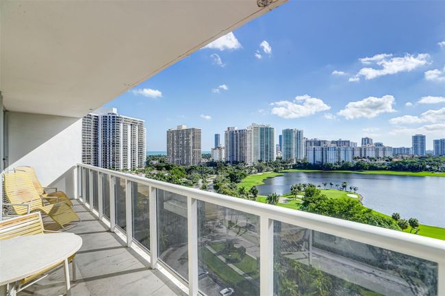 1506 - 3675 N Country Club Dr, Condo with 2 bedrooms, 2 bathrooms and null parking in Aventura FL | Image 6