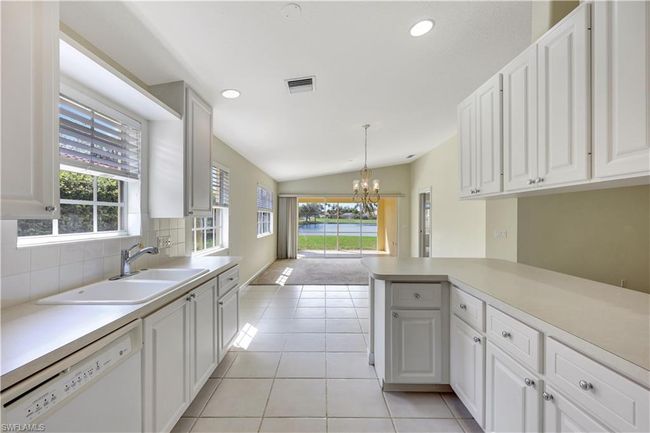 4255 Redonda Ln, Condo with 2 bedrooms, 2 bathrooms and 2 parking in NAPLES FL | Image 9