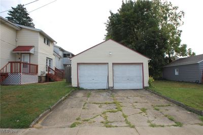 Garage with a lawn | Image 3