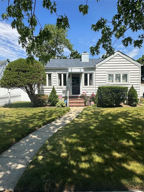 22 Alice St, Merrick, NY, 11566-4502 | Card Image