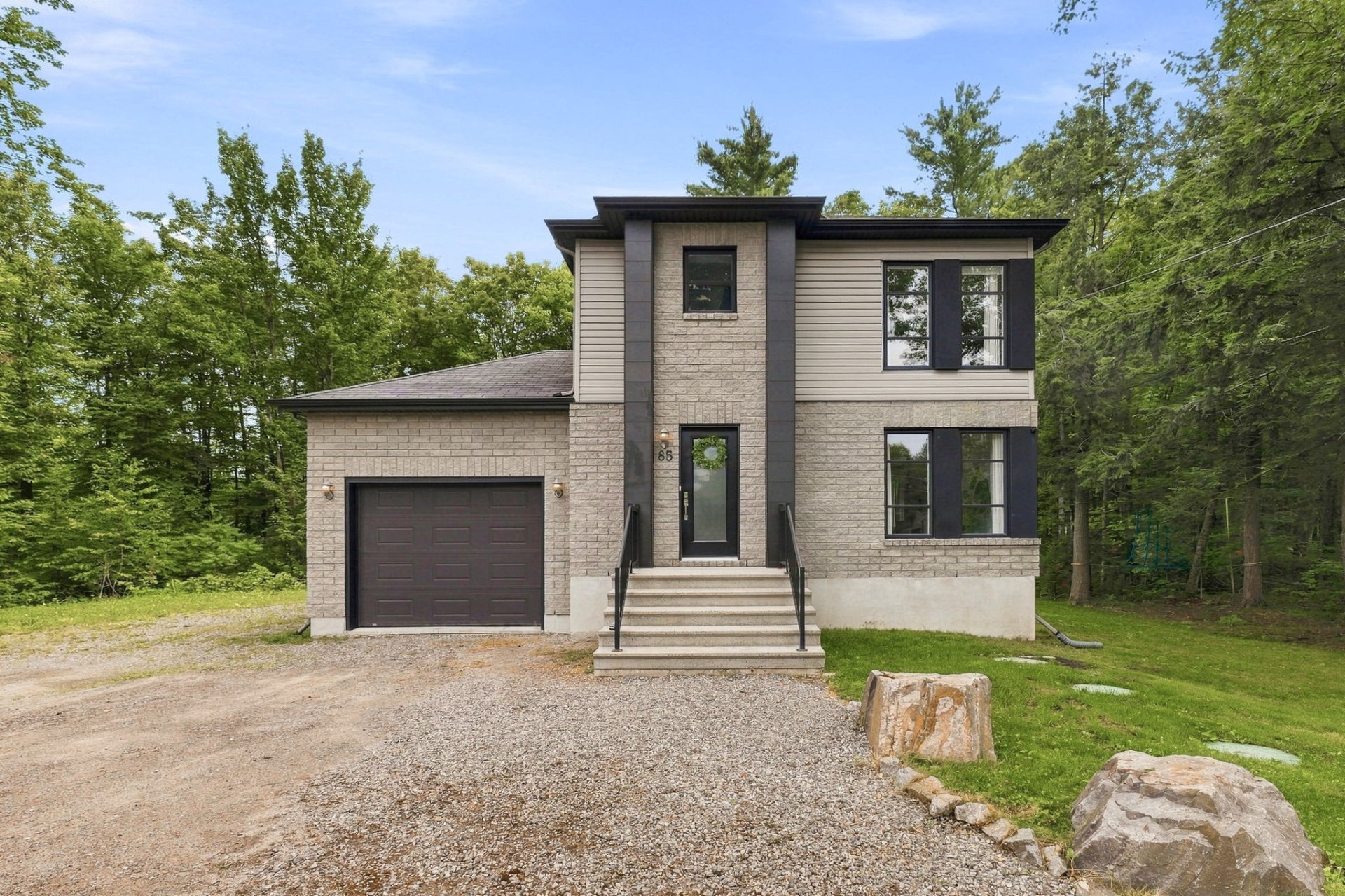 Residential in Val-des-Monts 4