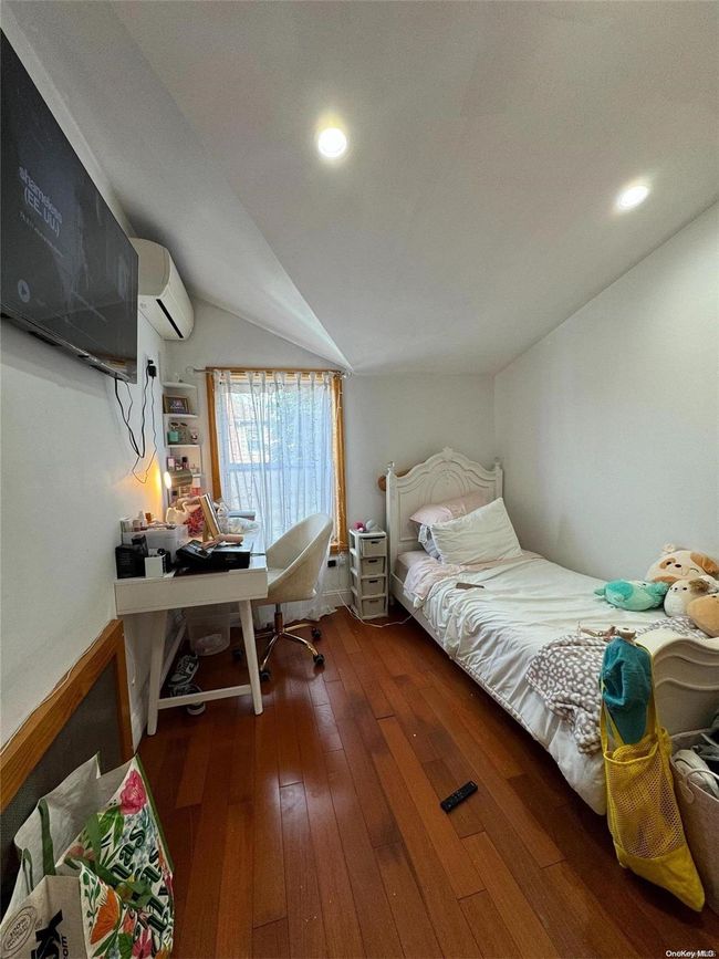 1303 128 Th St, Home with 6 bedrooms, 4 bathrooms and null parking in College Point NY | Image 7