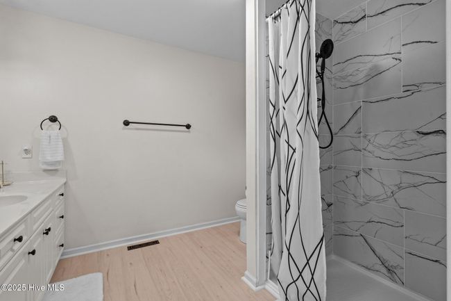 walk in shower with floor to ceiling tile | Image 26
