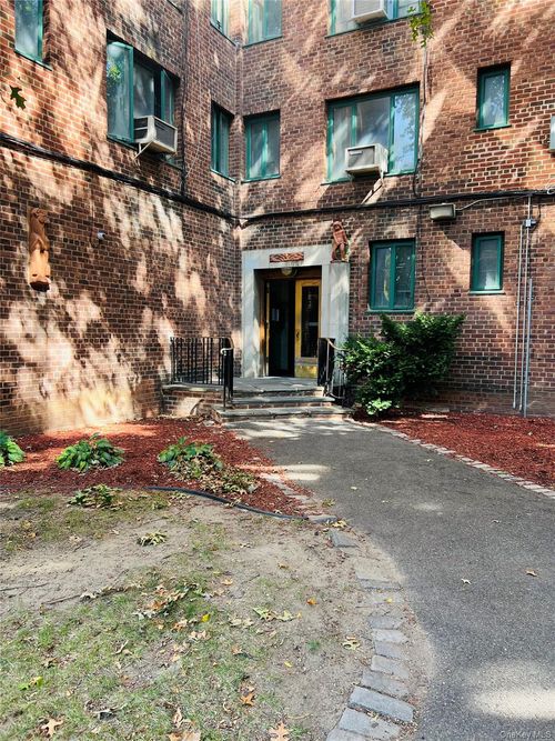 me-1504 Metropolitan Ave, Bronx, NY, 10462-6831 | Card Image