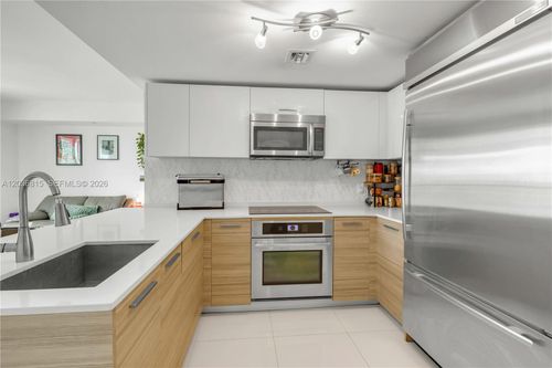 2411-1300 Brickell Bay Dr, Miami, FL, 33131-3394 | Card Image