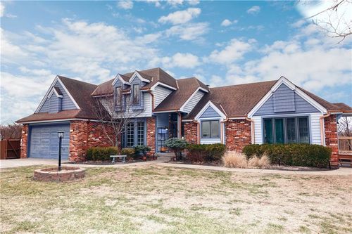 39 Mackenzie Dr, Saint Joseph, MO, 64503-3901 | Card Image