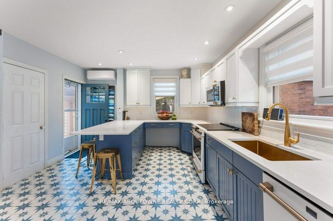 1 College St, House other with 4 bedrooms, 3 bathrooms and 2 parking in Kingston ON | Image 5