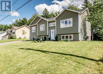 70 Rue Herman, House other with 5 bedrooms, 2 bathrooms and null parking in Dieppe NB | Image 2