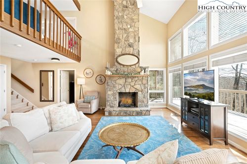 117 Sorrento Park Dr, Blowing Rock, NC, 28605-9412 | Card Image