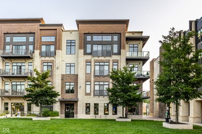 305 - 15 W Executive Drive, Condo with 2 bedrooms, 2 bathrooms and null parking in Carmel IN | Image 1