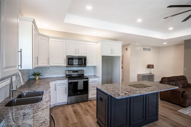1828 Pinnacle Pt, Condo with 3 bedrooms, 2 bathrooms and null parking in HOLTS SUMMIT MO | Image 12