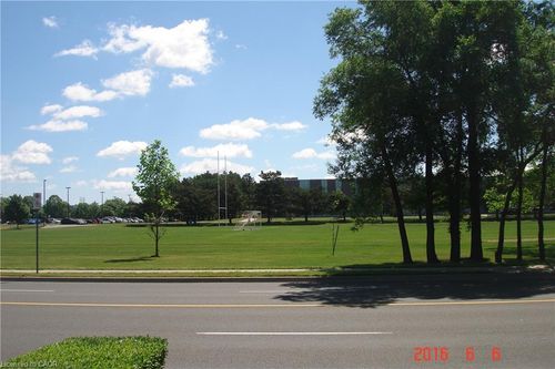 742 Garth St, Hamilton, ON, L9C4K3 | Card Image