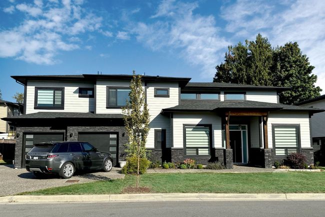 8362 Mctaggart Street, House other with 5 bedrooms, 4 bathrooms and 4 parking in Mission BC | Image 1