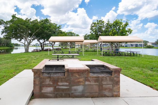 322 - 322 Windsor N, Condo with 1 bedrooms, 2 bathrooms and null parking in West Palm Beach FL | Image 24
