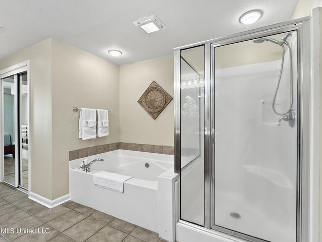 ensuite bath tub and shower | Image 25