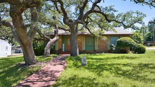 325 E Rainey St, Mason, TX, 76856-3009 | Card Image
