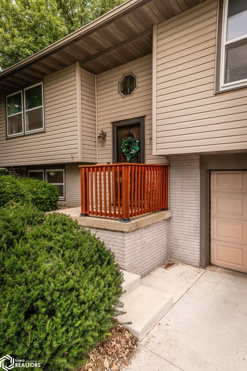 702 Newcastle Rd, Marshalltown, IA, 50158-5252 | Card Image