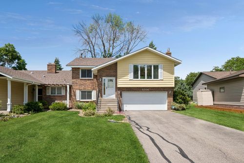 5706 W 98 1/2 St, Bloomington, MN, 55437-2207 | Card Image