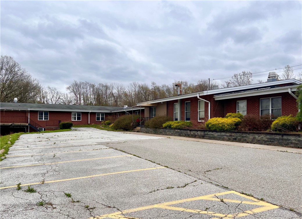 1267 S Hill Rd, Erie, PA 16509