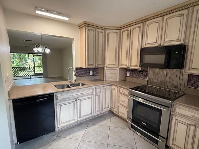 1303 Lakeview Dr E, Condo with 2 bedrooms, 2 bathrooms and null parking in Royal Palm Beach FL | Image 4