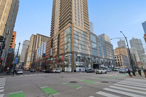 w2905-545 N Dearborn St, Chicago, IL, 60654-2658 | Card Image