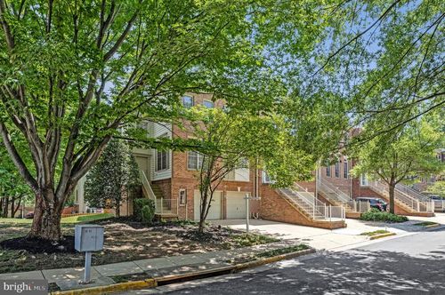 9546 Lagersfield Cir, VIENNA, VA, 22181-6174 | Card Image