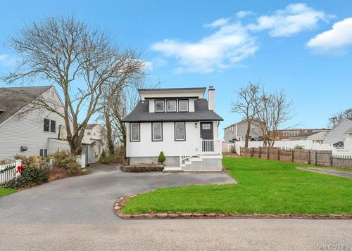 751 S Hickory St, Lindenhurst, NY, 11757-5638 | Card Image