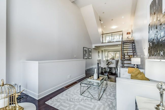991 Dundas St E, House attached with 3 bedrooms, 3 bathrooms and 1 parking in Toronto ON | Image 11