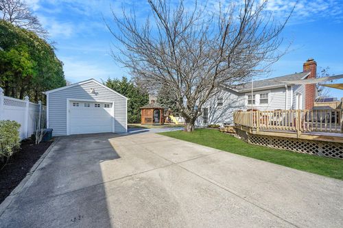30 Hope St, Babylon, NY, 11704-8110 | Card Image