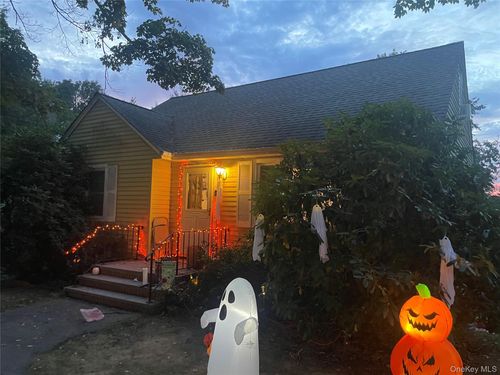 15 Freeland St, Monroe, NY, 10950-4103 | Card Image