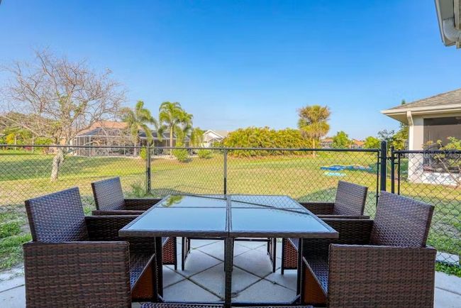 Outdoor dining for 4 Guests | Image 22