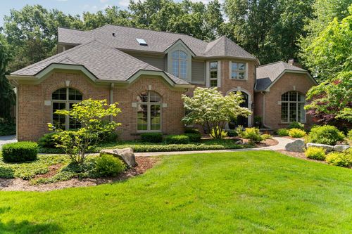 8400 Cedar Hills Dr, Dexter, MI, 48130-9347 | Card Image