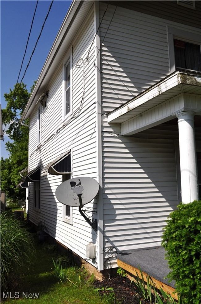 82 W 1 St St, House other with 5 bedrooms, 2 bathrooms and null parking in Frazeysburg OH | Image 5