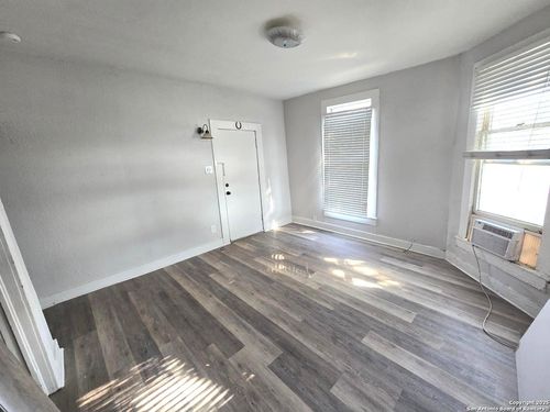 15164 Oak St, Lytle, TX, 78052-4577 | Card Image