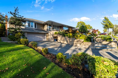 158 Old Courthouse Rd, New Hyde Park, NY, 11040-1227 | Card Image