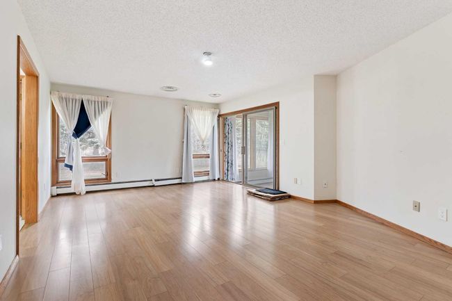1008 Shawnee Dr Sw, House other with 3 bedrooms, 4 bathrooms and 6 parking in Calgary AB | Image 21