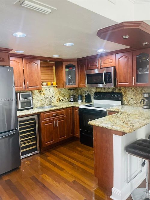 apt-420-8290 Lake Dr, Doral, FL, 33166-4675 | Card Image