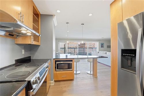 202-121 W 48th St, Kansas City, MO, 64112-2893 | Card Image