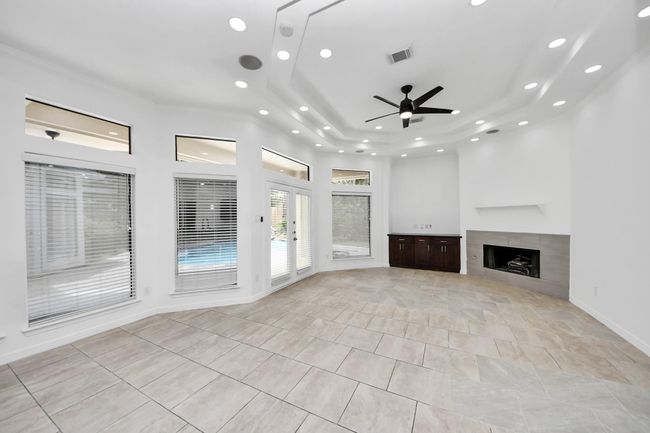 Breakfast and living area with pool view | Image 14
